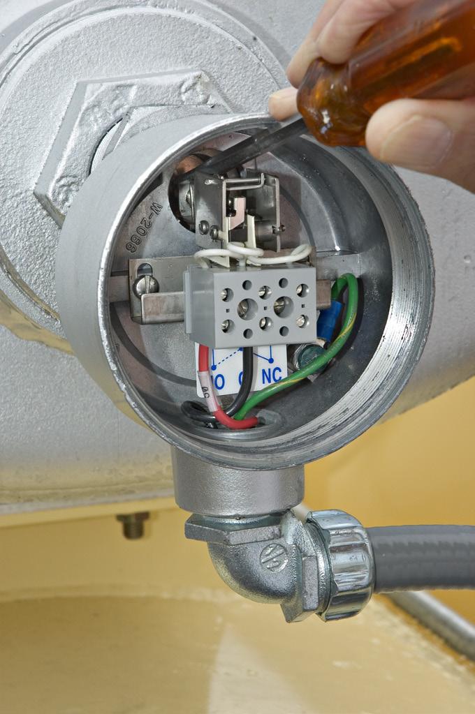 ) You can open or replace the switch housing without draining the expansion tank. However, you must drain the tank before removing the float housing.
