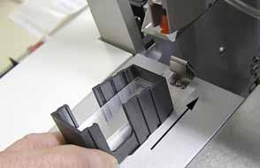 Then insert the cover slip magazine into the cover slip magazine holder by this edge and then allow the magazine to lock in place on the leaf spring (61) (Fig. 28).