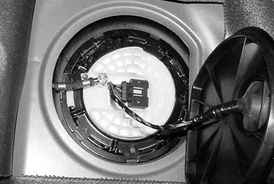 () Banjo bolt () Banjo fitting (3) Sealing washer (4) Fuel sender (5) Flat washer (6) Standpipe (7) Locknut 3 Install fuel sender