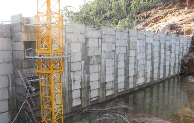 bedding mix placed adjacent to the panels. The waterproofing geomembrane was placed over the outside of the panels and not embedded in them as at Paradise Dam. The panels were 5 m wide, 1.