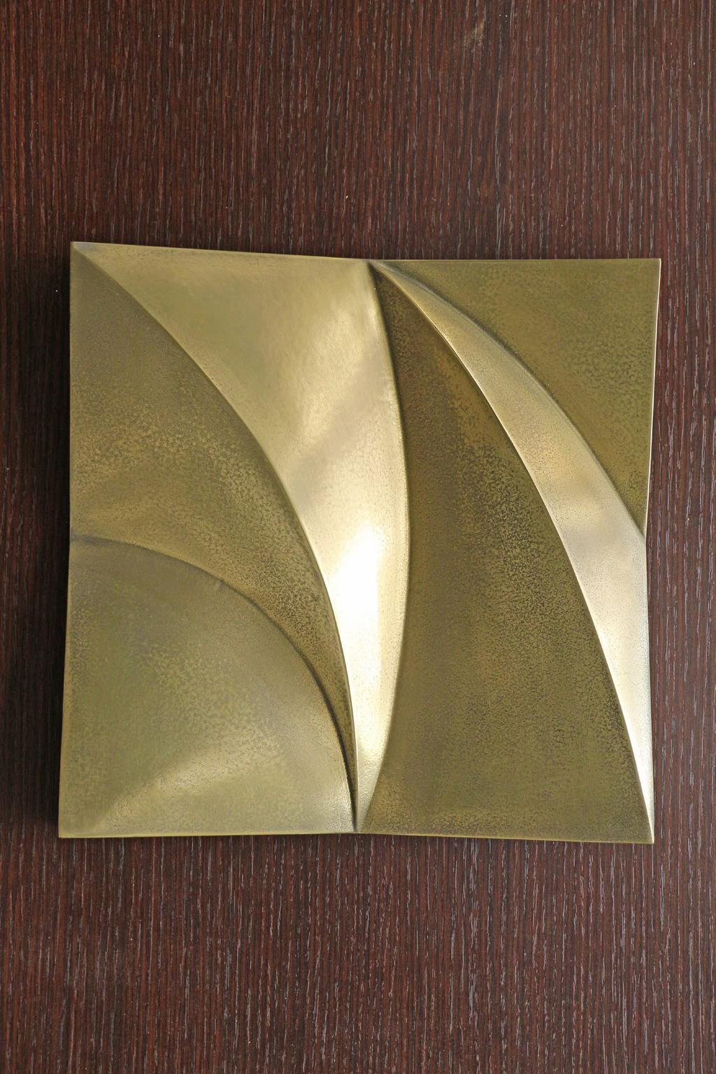 METAL FINISH Together with VeroMetal we offer a new type of contemporary wall and ceiling decoration. The result is 3D sculptures covered with metal.