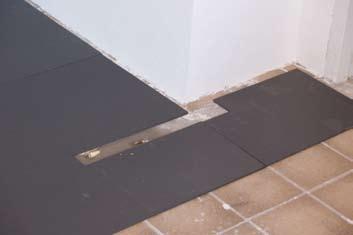 Check the surface of the floor. To prevent damage it is important that the surface is flat and clean. The maximum height difference that is permitted is +/- 1 mm. 7.