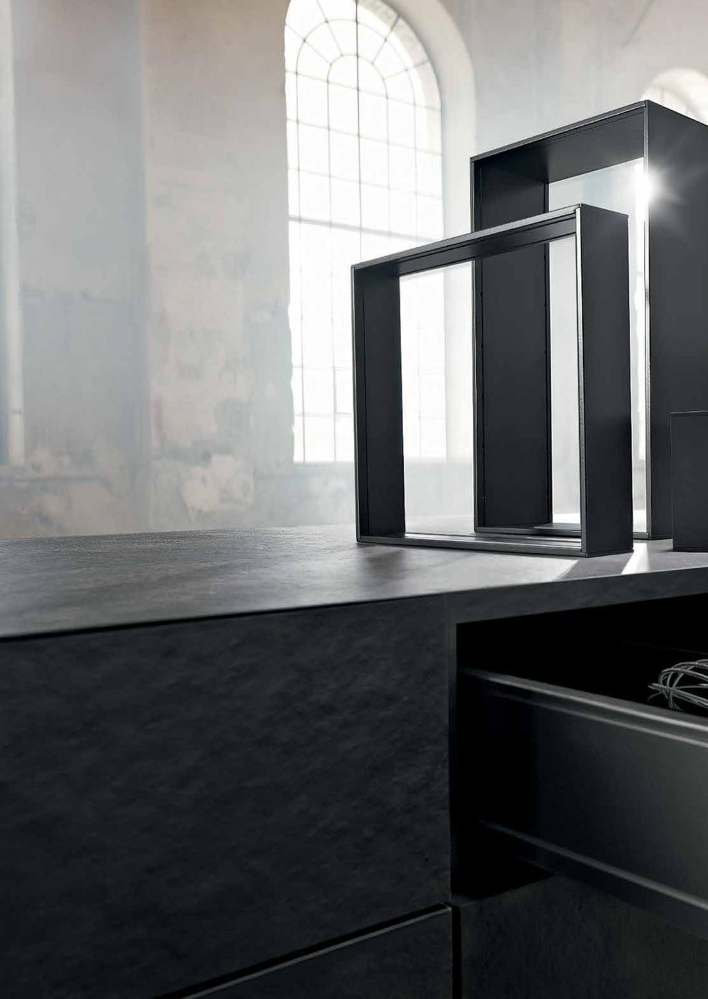 AMBIA-LINE The inner dividing system for LEGRABOX comes with an elegant frame design to help ensure perfect