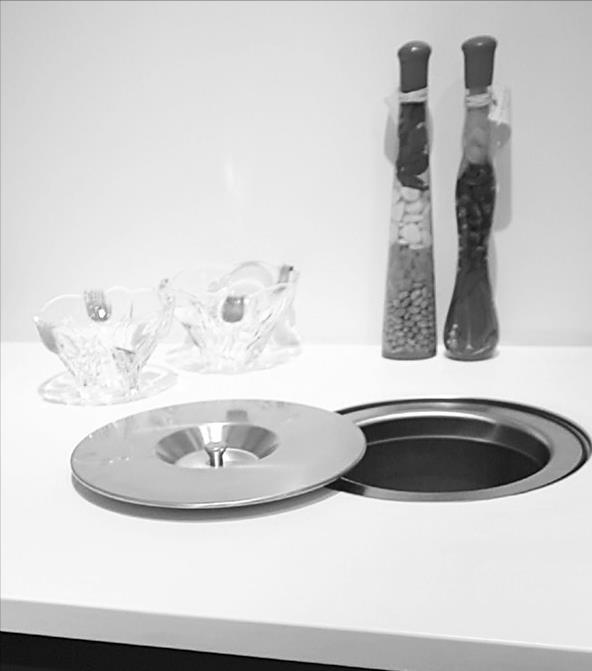 Material: Black plastic bin, stainless steel lid, soft rubber ring