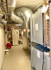 Skolā ierīkota centralizēta tehnisko sistēmu vadības kontrole, kas nodrošina optimālu enerģijas padevi telpām un ventilācijas sistēmai.