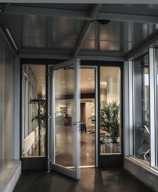 The interlock function regulates the complex automation sequences of double doors in safety areas (controlled and directional flow control). 5.