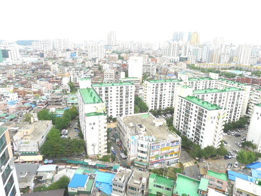 2013 KOREA Shortage of Green Space in Urbanized Area Insufficient/Imbalanced Green Space as