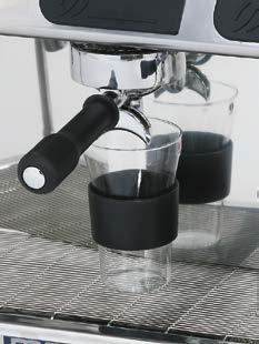 The automatic pre-infusion moisturises the ground coffee before the pressure pump switches on.