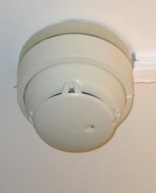 See also chapter 2.1 Alarm. A false alarm must be paid for to Akademikerhilfe by the perpetrator; the amount to be paid will be decided by the fire brigade. Pic. 4.1: fire alarm button 4.2. Automatic fire alarm system Automatic smoke detectors are installed in the entire building, part of the building or fire compartment, usually on the ceiling.
