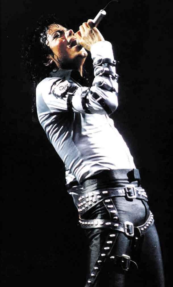 pramogos 8 2009 m. liepos 9 22, Nr. 14 (21) Nesulaukęs savo sugrįžimo turo This Is It pradžios, birželio 25-ąją mirė vienas garsiausių pasaulio žmonių popmuzikos dievaitis Michaelas Jacksonas.