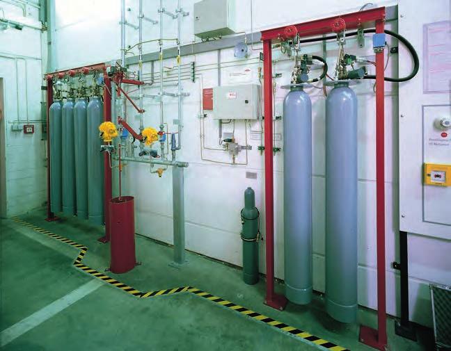 high pressure systems The extinguishing medium is stored as liquid in steel cylinders (approx. 60 bar). The following cylinder sizes are available: 8 l / max. 6 kg - filling 10 l / max.