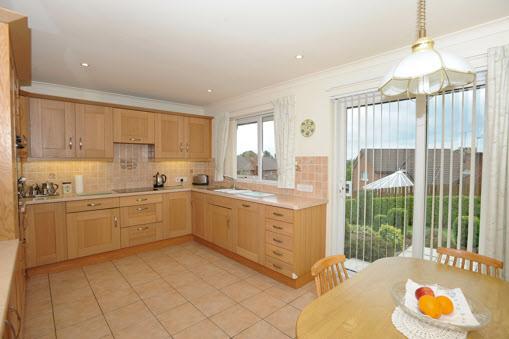 18m) 'Broad Oak', luxury fully fitted kitchen with excellent range of high and low level units, formica work surfaces,