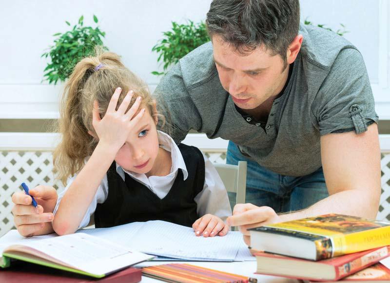 Vai vecākiem jāpiedalās bērna mājasdarbu izpildē? Nē, ja runa ir par uzdevuma saturu. Vecākiem nav bērniem ne jāskaidro, ne jāmāca gramatikas likumi, ķīmijas formulas, reizrēķins.