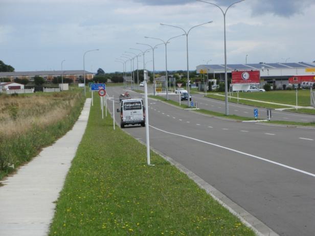 Figure 3 Airport Drive: a boulevard, without the necessary trees The footpath ends