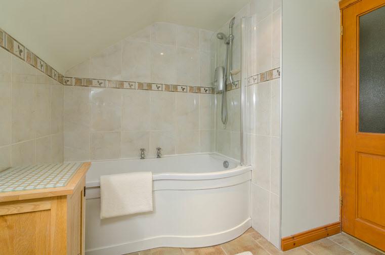 ENSUITE BATHROOM: Traditional white suite comprising