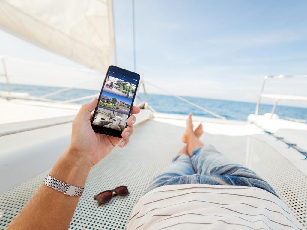 WORLDWIDE ACCESS Install FIBARO Intercom and take your home on holiday. All you need is phone and our app. With this two things you have access to the recording events.