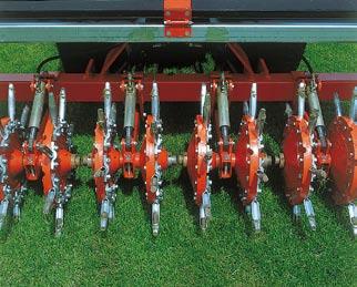 on the TERRA COMBI 83 II. The working depth of the solid tines can be adjusted progressively by means of the optional depth wheels.