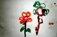 dar vieną lapelį. Pasirinko ružavus dažus, nupiešė gėlės viduriuką, pasakė, kad jai patinka taip piešti. Žiedlapius nupiešė oranžinės spalvos, pasakė, kad, nori nupiešti dar vieną gėlytę.