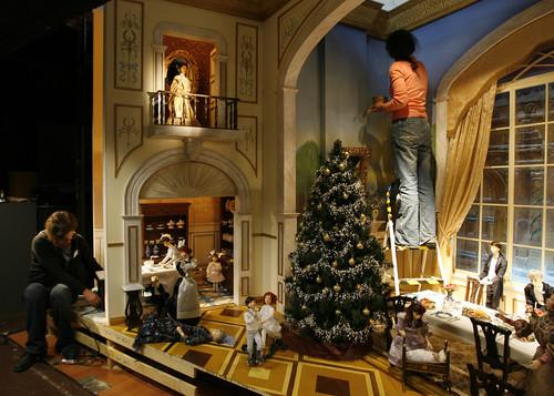 Types of Interior Displays Store decorations: Displays that often coincide with season or