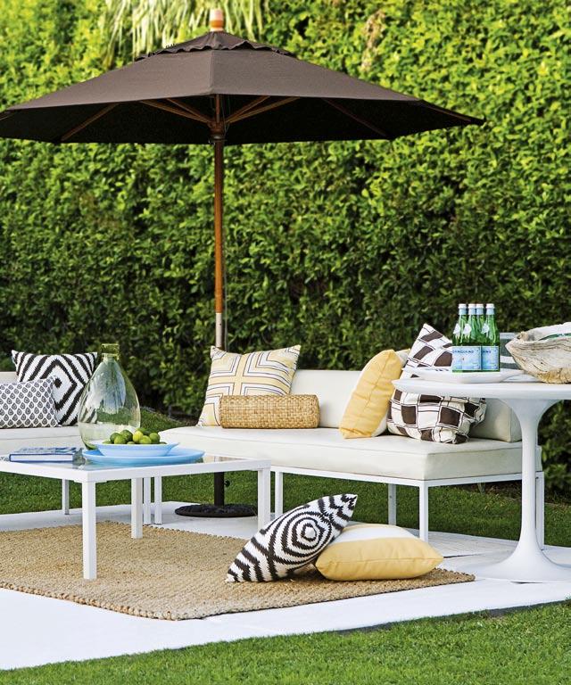 I WANTED THE COLOURS TO FLOW FROM THE INTERIOR OF THE HOUSE TO THE EXTERIOR Easy entertaining My goal was to create an outdoor space that I could easily change from a seated lounge area with