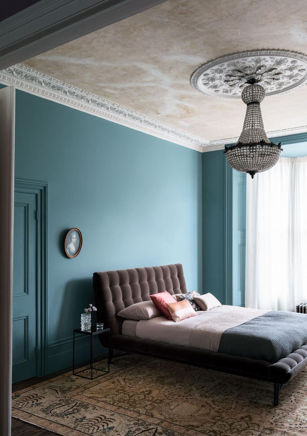 MONOCHROMATIC SINGLE COLOUR Use one bold colour on walls and woodwork to evoke an essence of confidence and clarity, beyond that which can be achieved through stepped tones or neutrals.