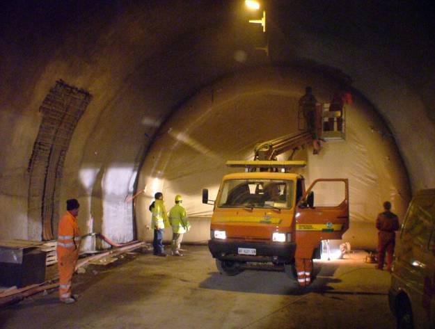 Suppression systems installed in open and well-vented tunnels are very unusual due to the high cost involved and due to the lack of validation of mitigation effects.