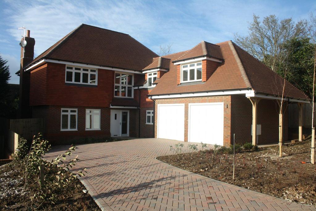925,000 Woodrow, 2 Paddock Place, Soldiers Field Lane, Findon Village, West Sussex, BN14 0SH A newly built five bedroom executive residence situated in a quiet cul-de-sac position within the