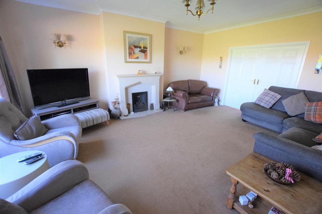 A well regarded location between Filey Road and Holbeck Hill for this most spacious five bedroom semi detached house convenient for local school, college, Esplanade and coastal walks.