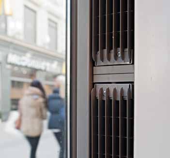 By sensing how often the door is opened and closed and measuring the outdoor temperature, the indoor temperature or even the return water temperature, the air curtain can give efficient protection