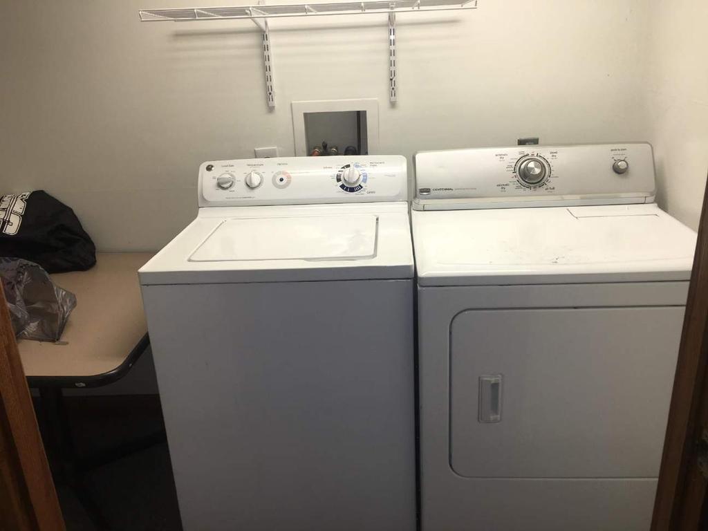 DRIVER LOUNGE LAUNDRY ROOM PHOTO #3 - VCT FLOORING, TWO-TONE PAINT,