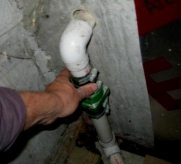 With few exceptions, cleanouts should be the same size as the pipe they serve, up to 4 inches (102 mm). For pipes larger than 4 inches, the cleanout size should be at least 4 inches.