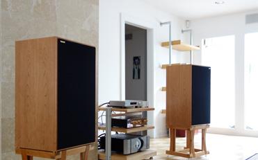 The world s best-loved loudspeakers since 1977 Your selected Harbeth dealer looks forward to meeting you and demonstrating our precision loudspeakers.