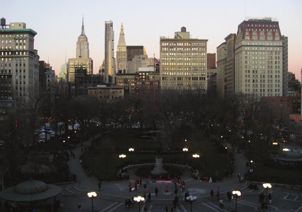 UNION SQUARE PARK New York City, New York Developing Public Gathering Spaces Heather Ruszczyk Emily Grigg-Saito Photo Union Square Park has long been a landmark park for New York City: bustling and
