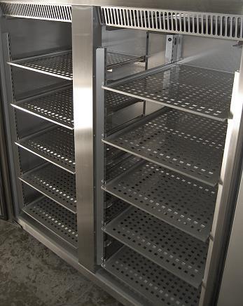 wire shelves Additional lateral entry port Reinforced stainless steel shelves for heavier test specimens 20 liter water tank with electric pump