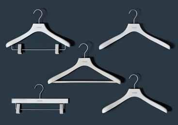with clips Coat hangers with trouser clips Coat hangers for men Coat hangers for women The matt lacquer surface in oyster features the interlübke logo.