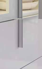 5 cm Surcharge: 55 Recessed handle, large Position: horizontal, recessed in middle of front Colour: O19 aluminium polished, M.. Matt lacquer Height: 3.