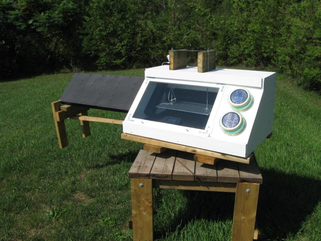 Solar dryer with horizontal air flow pattern.