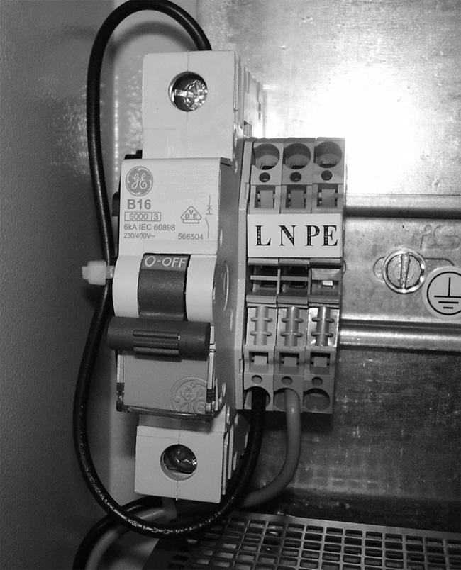 Installation 5.2.3 Connection and installation of the batteries CAUTION! Incorrectly connected batteries can cause damage to property.