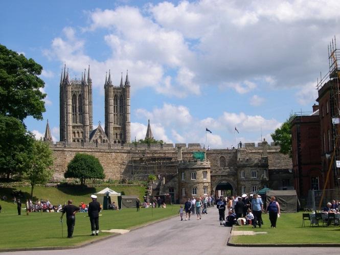 interplay between the Cathedral and the Castle, which together dominate the Lincoln skyline. 3.