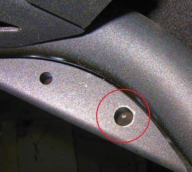 Cut the thread M8 in the original hole (in red circle)