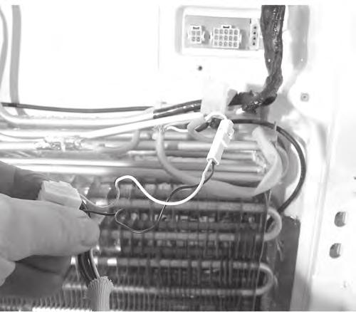 After disconnecting the wire harnesses, the evaporator cover can be removed, see figure 10.