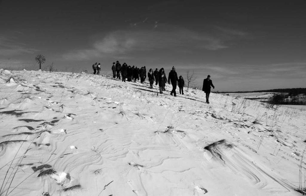 MOKSLO DARBAI: 4-asis prigimtinės kultūros seminaras 2013 m. Užutrakio seminaro akimirka: ekskursijos dalyviai leidžiasi nuo Kęstučio kalno. Arūno Baltėno nuotrauka.