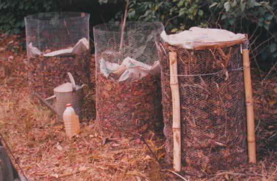 Compost baskets A simple compost maker can be made from a tube of chicken wire. A piece of 12mm chicken wire 0.9m wide and 2m long is formed into a tube.