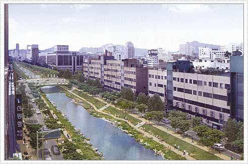 1 Cheonggyecheon Area after Restoration (http://www.