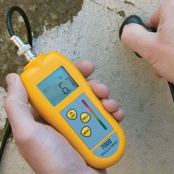 The moisture meter features a 20-LED bar graph within the keypad which displays current moisture levels; green for 'OK', amber for 'WARNING' or red for 'DAMP'.