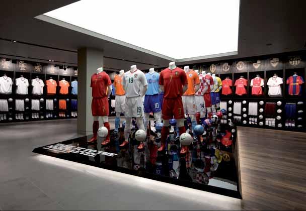 In-store Visual Merchandising 163 This in-store display in Niketown, London, is visually powerful and simply