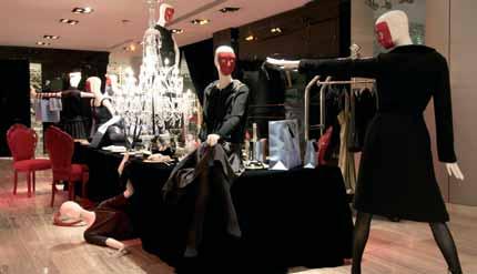 The Role of a Visual Merchandiser 23 Visual merchandising in a department store Department stores will give a novice excellent training and knowledge of visual merchandising because of the diverse