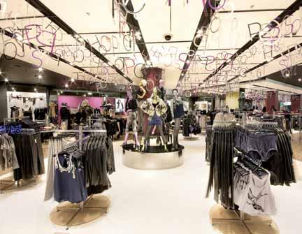 The Role of a Visual Merchandiser 27 A visual merchandiser working for a multiple high-street chain will be given guidance and direction from the company s head offi ce.