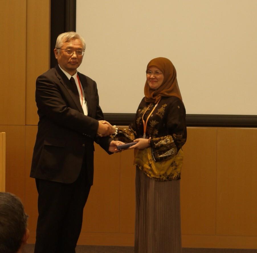 Nik Meriam represented the Malaysian overseas base to present Malaysia s collaborative