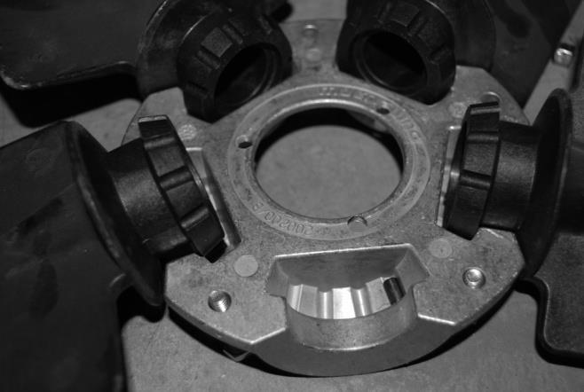 1 2 3 4 Figure 24 - RET shown with pin in groove 4 Step 6: Determine whether the pin is in the HUB or RET Step 4: Determine the bushing mount location The bushing mount is the center section of the